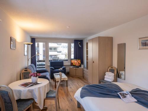 ein Hotelzimmer mit 2 Betten und einem Wohnzimmer in der Unterkunft Apartment Chesa Corvatsch 111 - Champfer by Interhome in Surlej