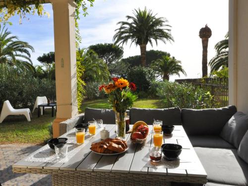 une table avec de la nourriture et des boissons sur une terrasse dans l'établissement Apartment Kensington by Interhome, à La Croix-Valmer