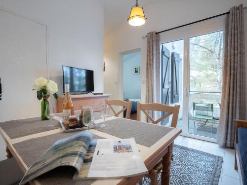 - un salon avec une table et un livre dans l'établissement Apartment Résidence Les Jardins d'Azur-2 by Interhome, à Saint-Raphaël