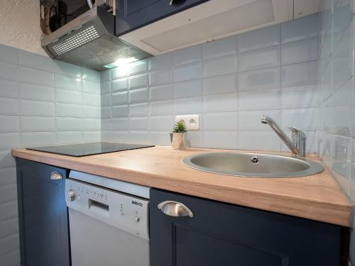 Apartment Résidence Les Jardins d'Azur-2 by Interhome
