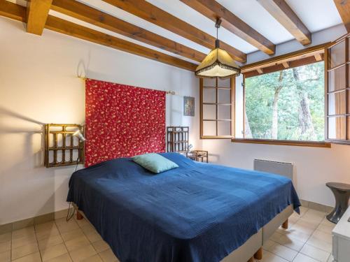 - une chambre avec un lit bleu et un rideau rouge dans l'établissement Holiday Home Marguerite by Interhome, à Capbreton