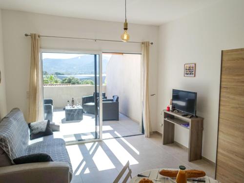 un salon avec un canapé et une télévision dans l'établissement Studio Studio Côté Sud 28 by Interhome, à Porto-Vecchio