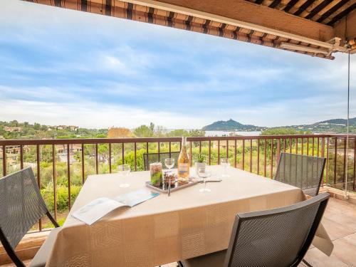 een tafel met wijnglazen en wijnflessen op een balkon bij Studio agay Plage by Interhome in Agay - Saint Raphael