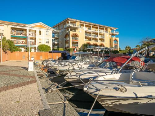 rząd łodzi ustawiony w przystani w obiekcie Apartment L'Escale by Interhome w Fréjus
