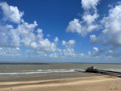 uma vista para a praia com um cais e o oceano em Apartment Beachhouse with parking by Interhome em Blankenberge