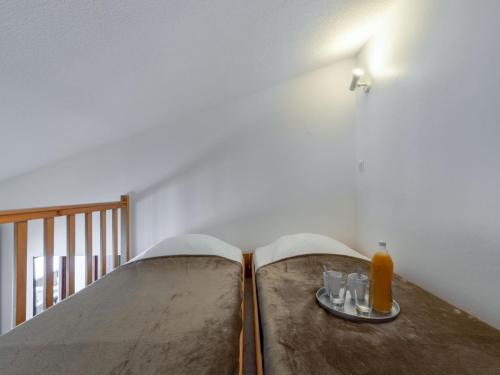 une chambre avec une table et deux lunettes dans l'établissement Apartment Rond Point des Pistes - Val Claret-20 by Interhome, à Tignes