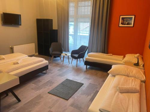 een hotelkamer met 3 bedden en een raam bij Treestyle Superior Rooms in Boedapest