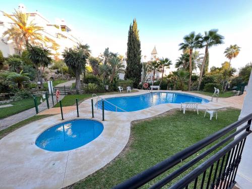 einen Balkon mit Poolblick in der Unterkunft El Mirador de Mijas Piscina y Parking gratis in Málaga