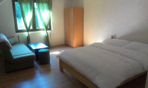 ein Schlafzimmer mit einem Bett, einem Stuhl und einem Fenster in der Unterkunft Motel Luka in Deževice