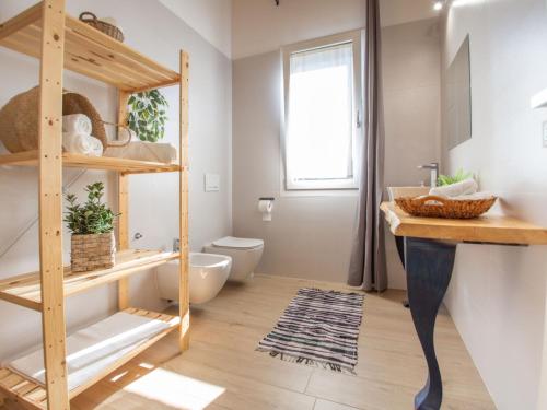 ein Bad mit einem Hochbett und einem WC in der Unterkunft Apartment Ernesto by Interhome in Città Sant'Angelo