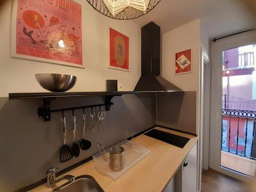 cocina con fregadero y encimera con utensilios en Andra Mari Apartamentu Turistikoak en Bermeo