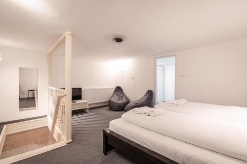 ブダペストにあるZensen Nest Apartmentのベッドルーム1室(ベッド2台、鏡付)
