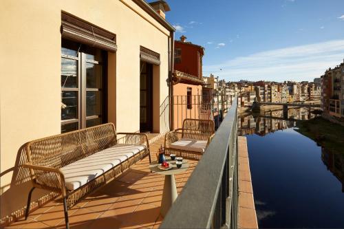 2 bancs assis sur le balcon d'un bâtiment dans l'établissement Canvas Apartments & Lofts Girona, à Gérone