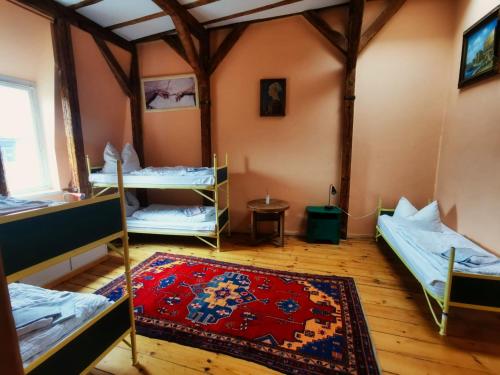 Ein Bett oder Betten in einem Zimmer der Unterkunft Hummel Hostel - Historische Stadtvilla mit Garten