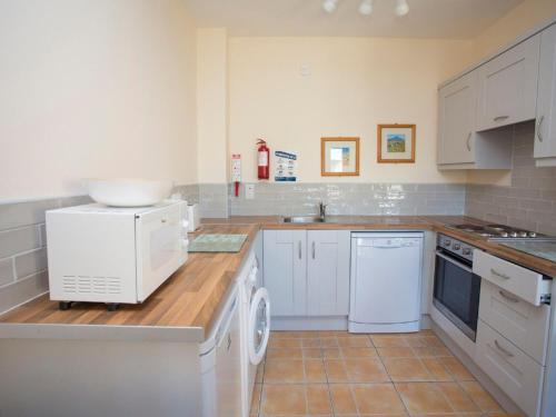 Kuchyň nebo kuchyňský kout v ubytování Apartment Kilkee Bay-2 by Interhome