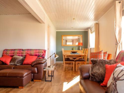 uma sala de estar com dois sofás e uma mesa em Villa Solas by Interhome em Kensaleyre