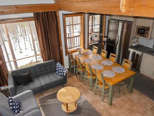 uma cozinha e sala de jantar com mesa e cadeiras em Holiday Home Nuovo casa a by Interhome em Sirkka