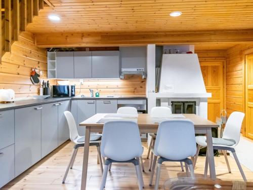 Virtuvė arba virtuvėlė apgyvendinimo įstaigoje Holiday Home Saukonpiilo 2 by Interhome