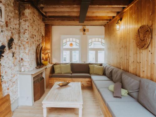 ein Wohnzimmer mit Sofa und Tisch in der Unterkunft Holiday Home Historical and spacious Villa Anaïs by Interhome in Blankenberge