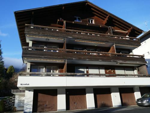 um edifício de apartamentos com portas e janelas de madeira em Apartment Chalet Wyssefluh by Interhome em Grindelwald