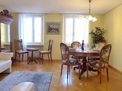 una sala da pranzo con tavolo e sedie di Apartment Bieri-Haus by Interhome a Unterseen
