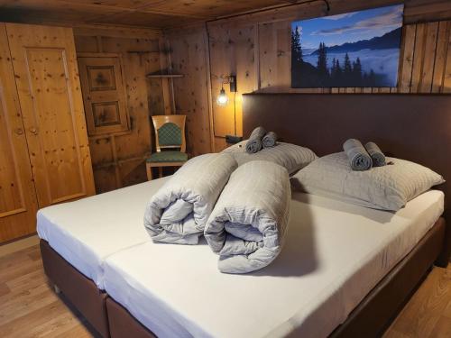 1 dormitorio con 1 cama con toallas en Holiday Home Stark by Interhome en Kappl