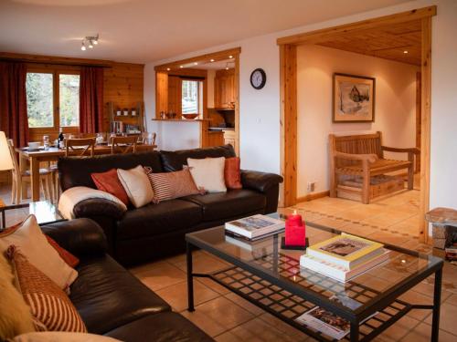 - un salon avec un canapé et une table dans l'établissement Apartment Ambre 1 by Interhome, à Villars-sur-Ollon