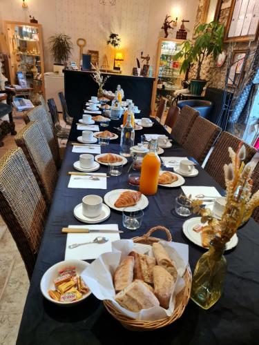 ein langer Tisch mit Tellern voller Essen darauf in der Unterkunft Domaine Castetbieilh in Tercis-les-Bains