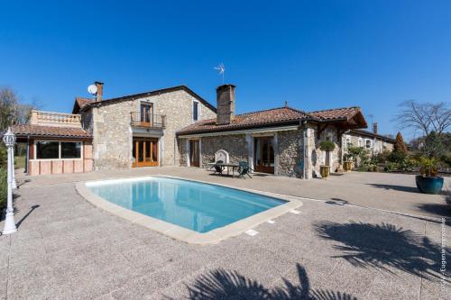 une maison avec une piscine devant dans l'établissement Domaine Castetbieilh, à Tercis-les-Bains