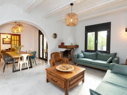uma sala de estar com um sofá e uma mesa em Villa Gaia by Interhome em Miami Platja
