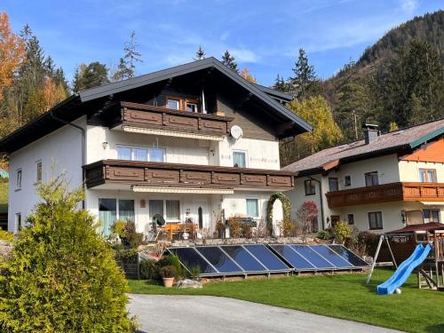 uma casa grande com painéis solares no quintal em Apartment Sonnenhang by Interhome 