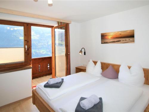 um quarto com 2 camas e uma grande janela em Apartment Ramona by Interhome em Aschau