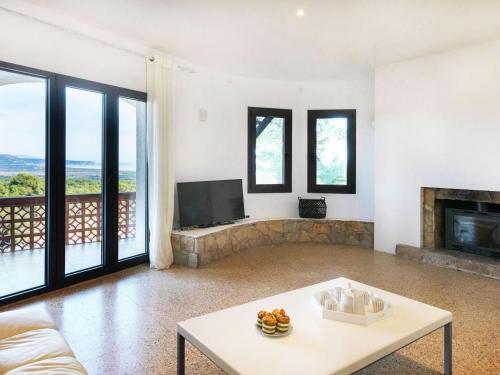 sala de estar con chimenea y TV en Holiday Home Can Delmas by Interhome, en Pals