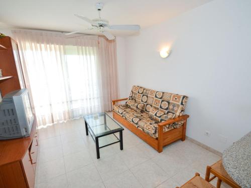 sala de estar con sofá y mesa de cristal en Apartment Aguamarina-4 by Interhome en La Pineda