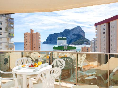 een balkon met een tafel en stoelen en uitzicht op de oceaan bij Apartment Esmeralda Suites-2 by Interhome in Calpe