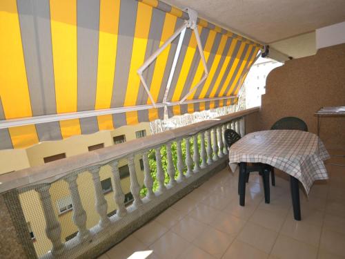 uma varanda com uma mesa e um guarda-chuva em Apartment Albeniz-1 by Interhome em La Pineda
