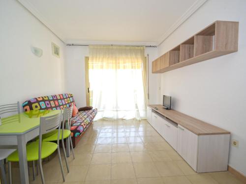uma sala de estar com uma mesa e um sofá em Apartment Albeniz-1 by Interhome em La Pineda