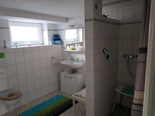 ボルクムにあるHaus-Marrakeschの小さなバスルーム(洗面台、トイレ付)