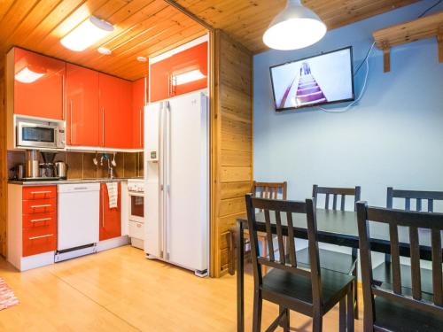 eine Küche und ein Esszimmer mit einem Tisch und einem Kühlschrank in der Unterkunft Holiday Home Pyhäkoti a- karhu by Interhome in Pyhätunturi