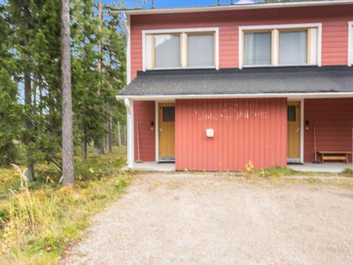 ein rotes Haus mit Kieseinfahrt davor in der Unterkunft Holiday Home Pyhäkoti a- karhu by Interhome in Pyhätunturi