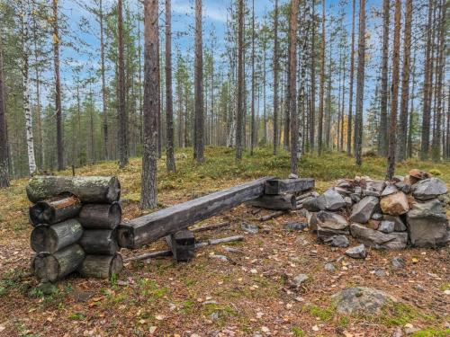 un mucchio di tronchi in mezzo a una foresta di Holiday Home Munkero by Interhome a Pyhätunturi