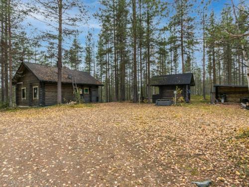 una cabina nel bosco vicino a una foresta di Holiday Home Munkero by Interhome a Pyhätunturi