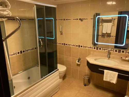 ein Bad mit einer Dusche, einem Waschbecken und einem WC in der Unterkunft ZEO HOTEL merter in Istanbul