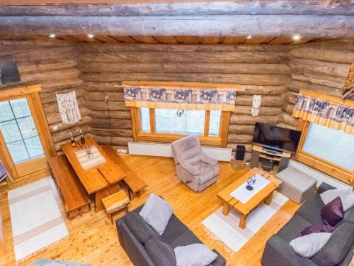 een woonkamer in een blokhut bij Holiday Home Kiimaselän hovi- kettula by Interhome in Pyhätunturi