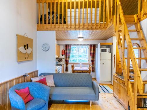 een woonkamer met een bank en een hoogslaper bij Holiday Home Oivanpyhä c 10 by Interhome in Pyhätunturi