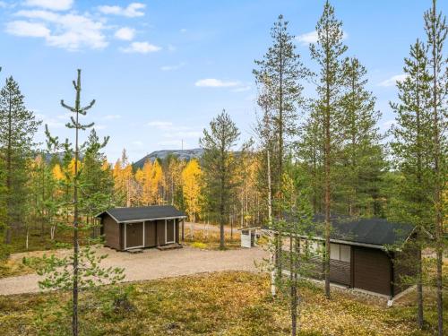 une cabane dans les bois avec des arbres dans l'établissement Holiday Home Kuukkeli by Interhome, à Pyhätunturi