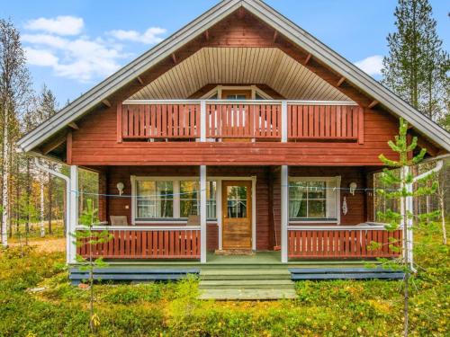 une maison en bois avec une terrasse couverte et une terrasse dans l'établissement Holiday Home Kuukkeli by Interhome, à Pyhätunturi