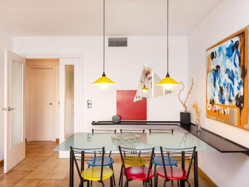 een eetkamer met een glazen tafel en stoelen bij Apartment Geminis by Interhome in Hospitalet de l'Infant