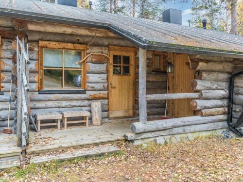 Cabaña de madera con porche y puerta en Holiday Home Luppokero 2 by Interhome, en Pyhätunturi