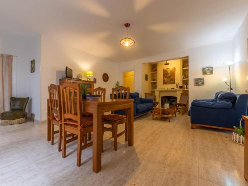 sala de estar con mesa, sillas y sofá en Holiday Home Los Abuelos by Interhome, en Cambrils